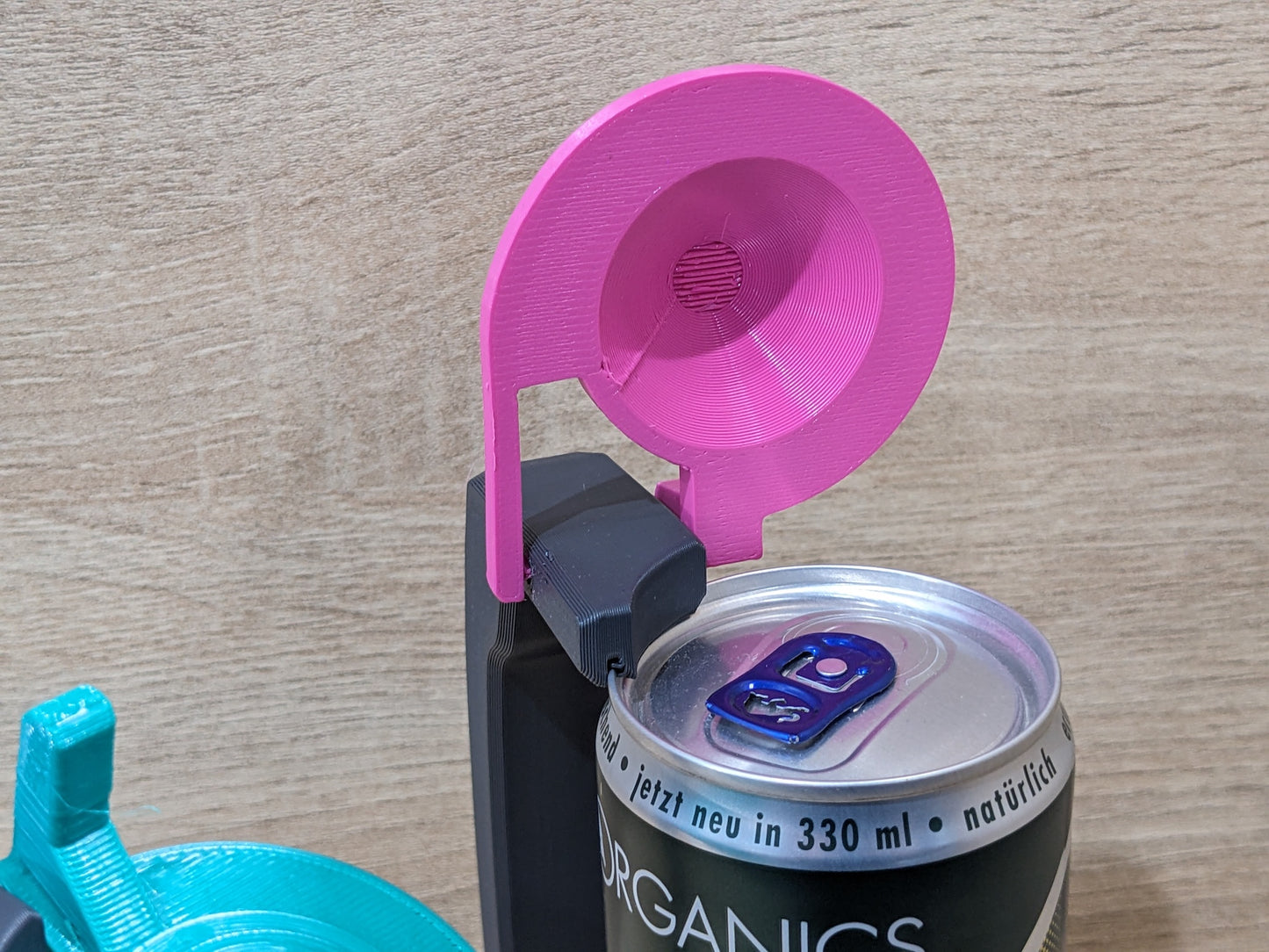 Bierkrughalter mit Klappdeckel für Getränkedosen